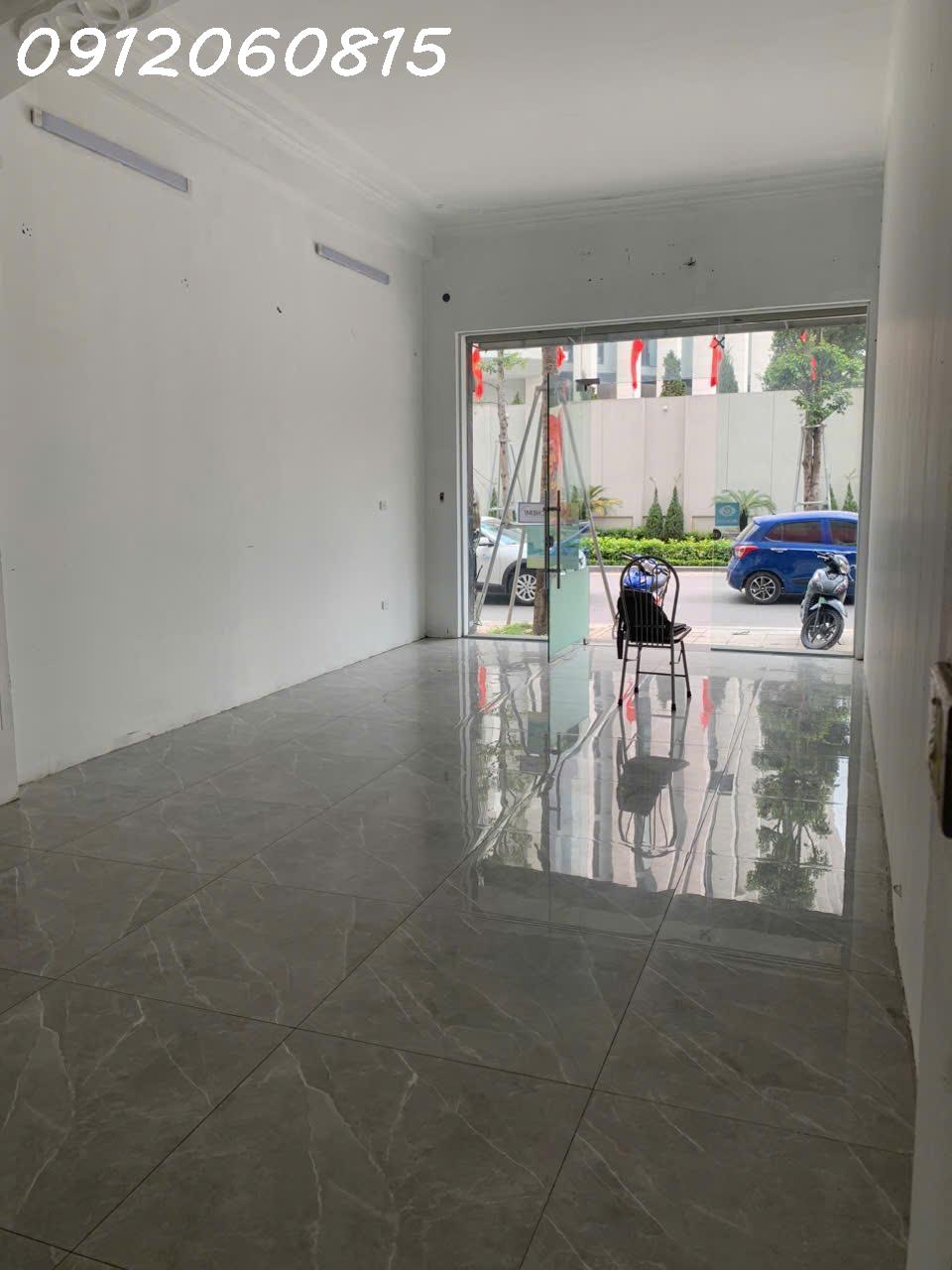 NGUYỄN DU TỌA ĐỘ 'ĐỊA LINH' CHO SHOWROOM ĐỒNG HỒ CAO CẤP 15987149