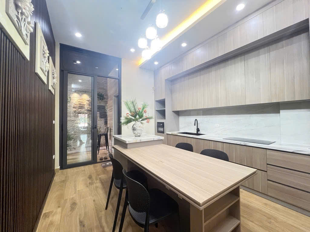 Nguyễn Văn Cừ , nhà đẹp ở ngay , full nội thất ,ngay sát cầu Chương Dương , 2 phút sang Phố Cổ , 15987157