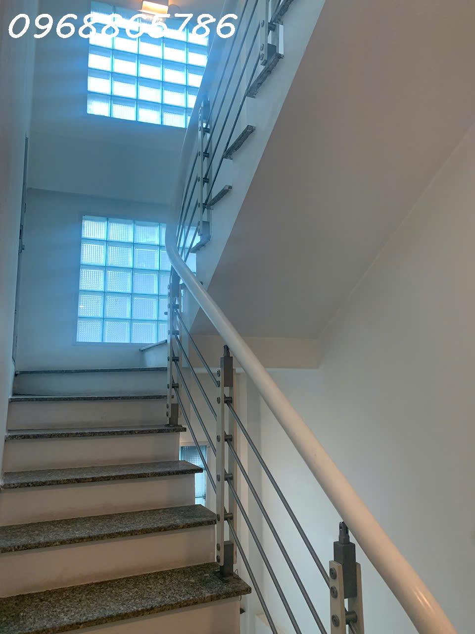 KHOẢNG LẶNG ĐẾ VƯƠNG BÊN BỜ HOÀNG CẦU DI SẢN 15987158