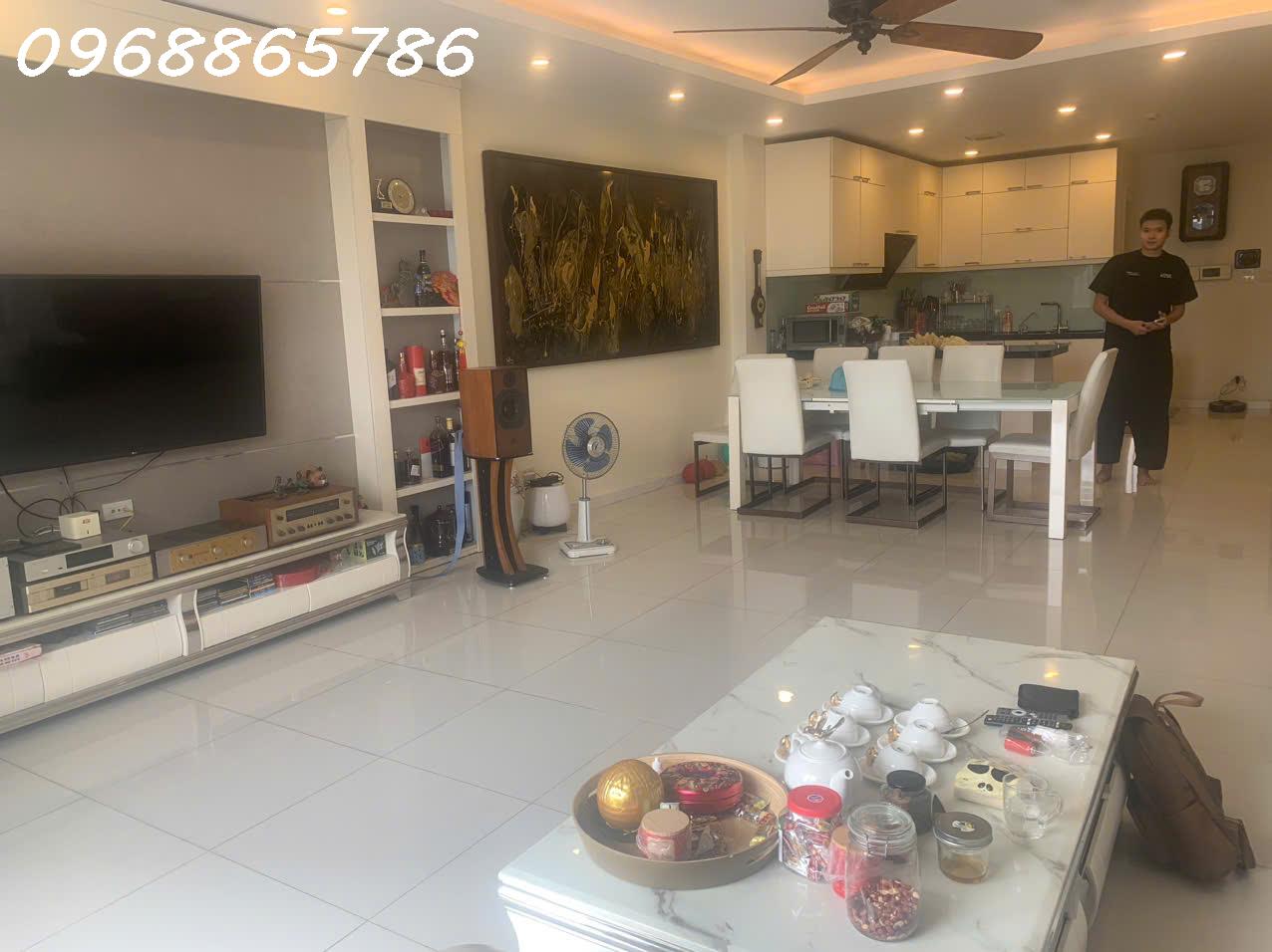 KHOẢNG LẶNG ĐẾ VƯƠNG BÊN BỜ HOÀNG CẦU DI SẢN 15987158