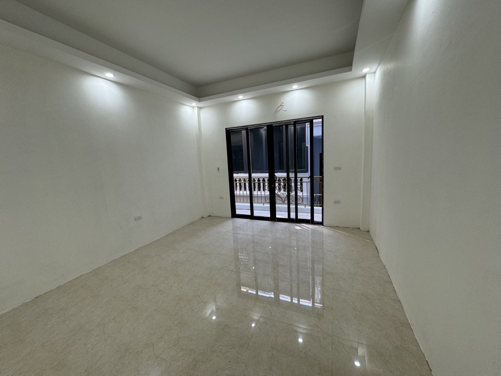 Bán nhà Lý Sơn, Ngọc Thuỵ 42m x 4T vuông đẹp, 2 mặt ngõ giá hơn 8 tỷ 15987232