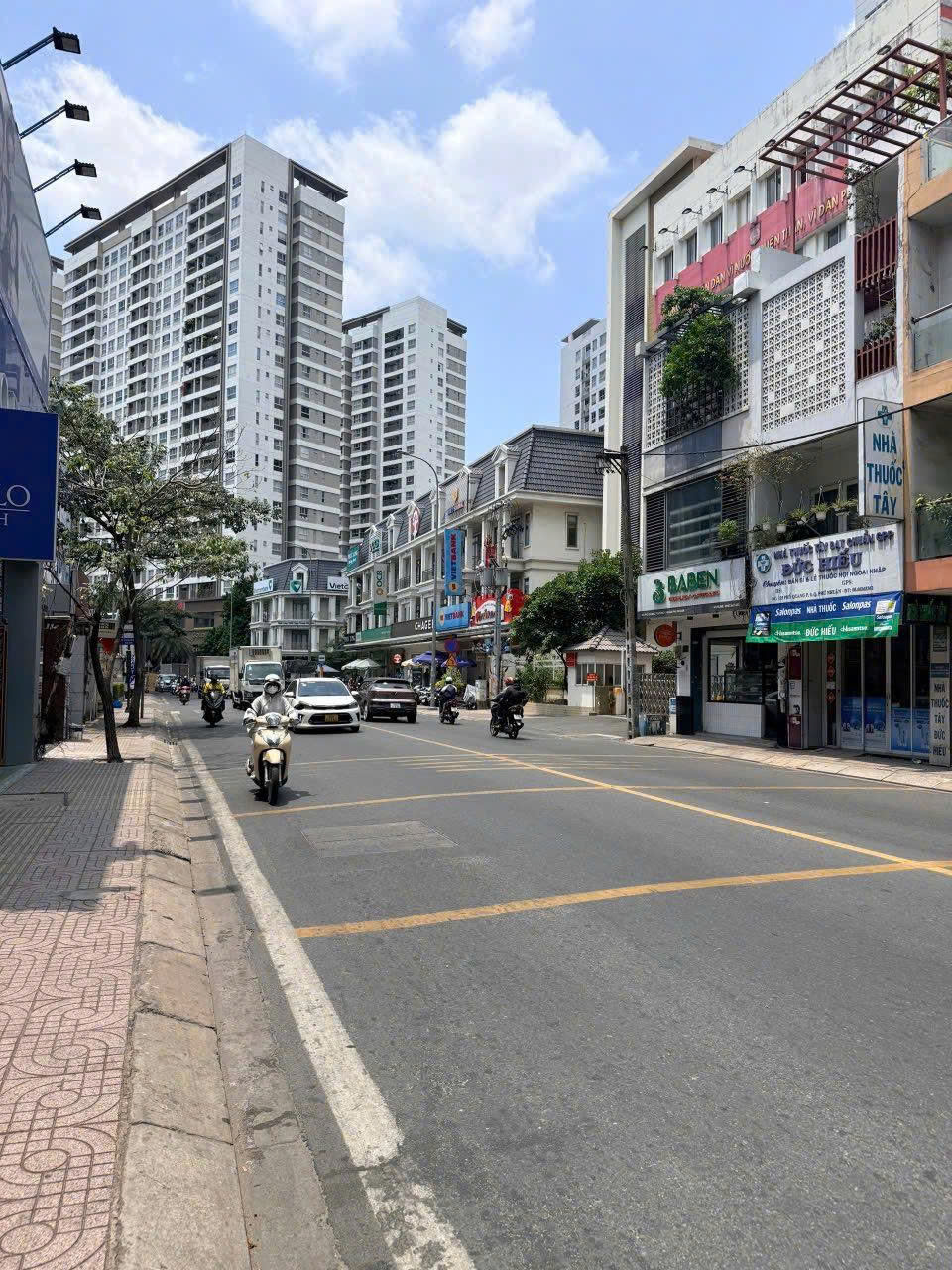Bán nhà Mặt tiền Phổ Quang - gần Hồ Văn Huê, 4x17m, 3 Tầng cũ, tiện sửa, chỉ 19,6 tỷ. 15987279