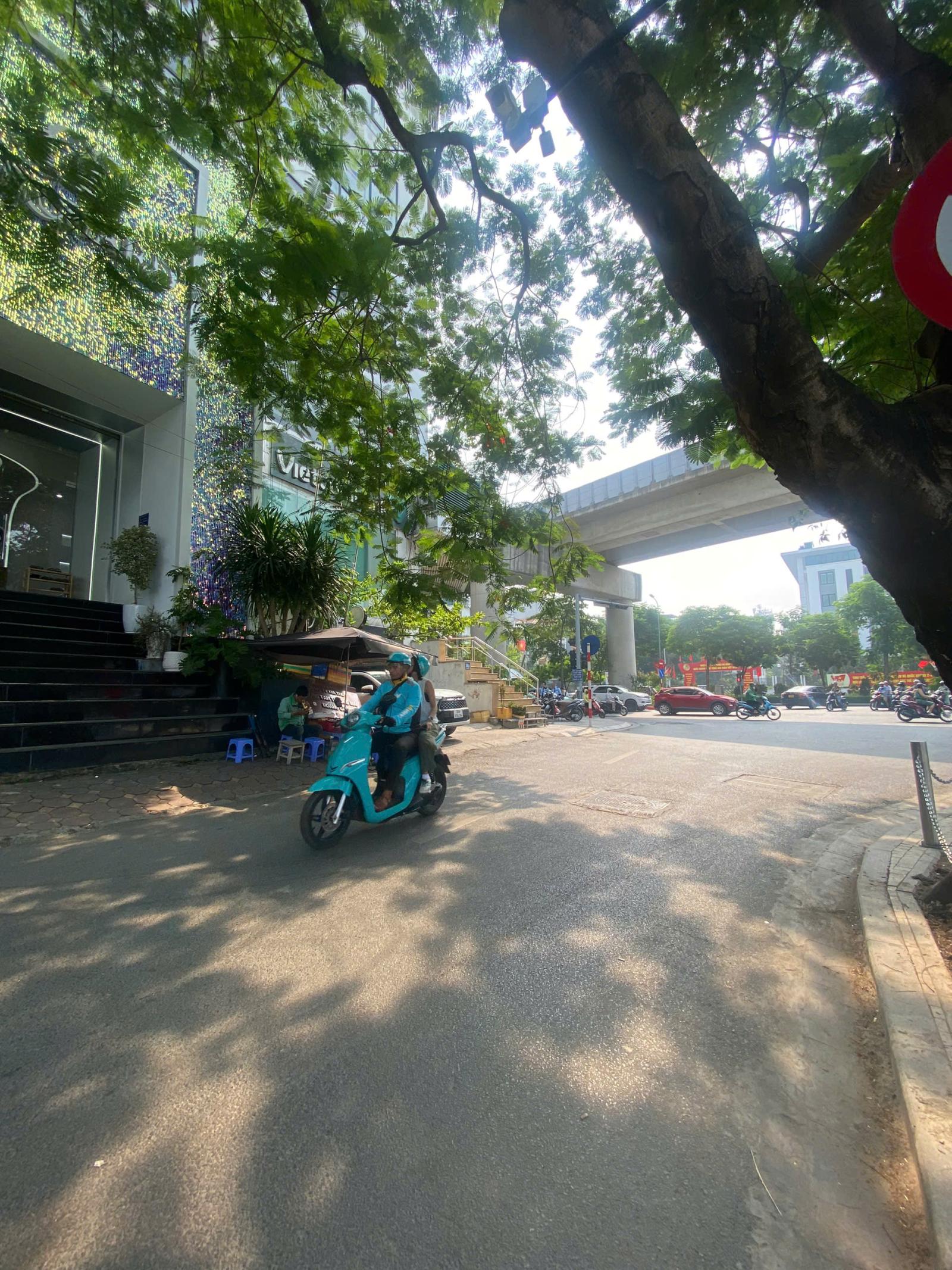 Cho thuê sàn văn phòng DT 60m2, 120m2 view hồ Hoàng Cầu, Đống Đa, Hà Nội 15987572