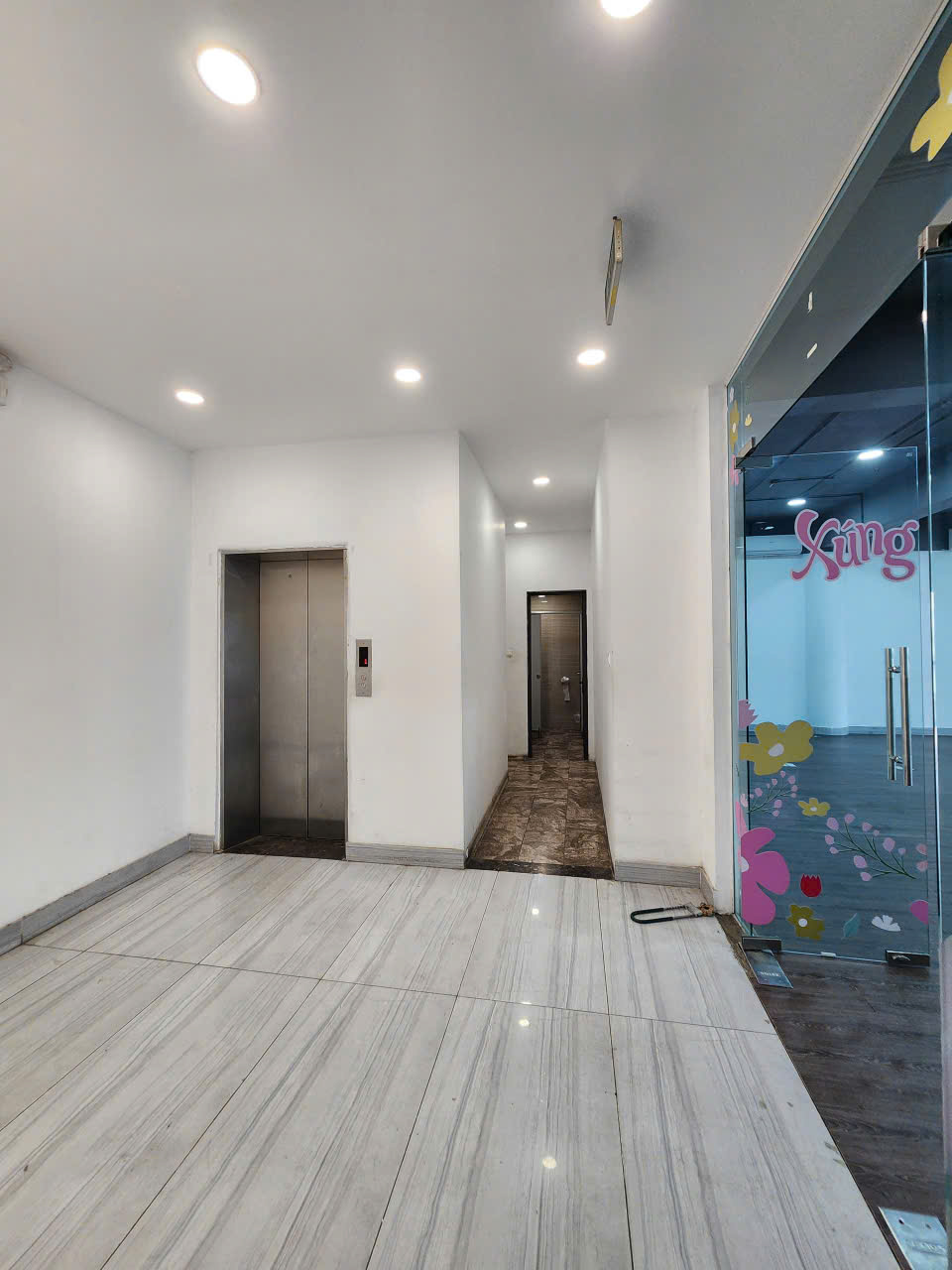 Cho thuê sàn văn phòng DT 60m2, 120m2 view hồ Hoàng Cầu, Đống Đa, Hà Nội 15987572