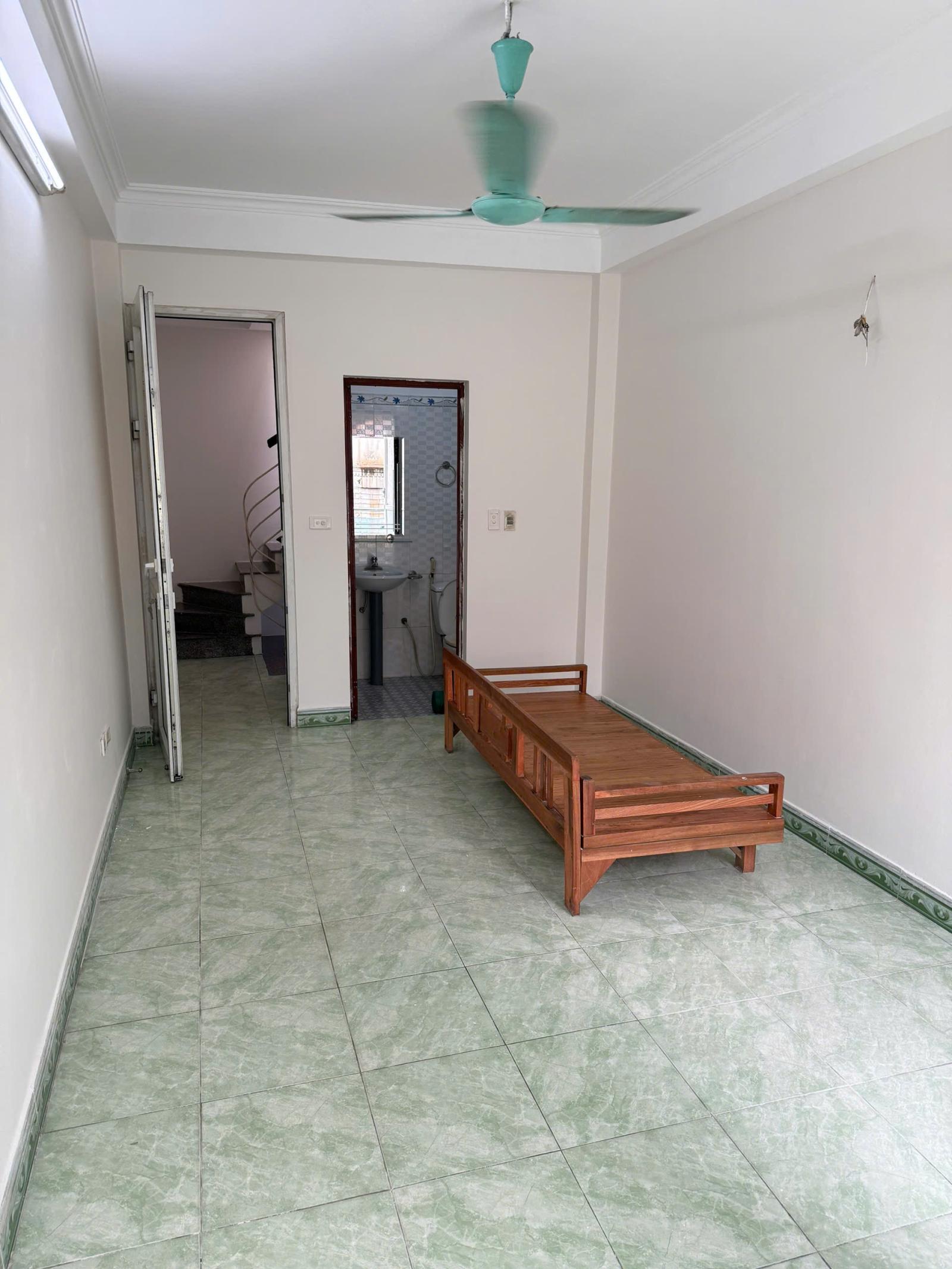 CHO THUÊ NHÀ NGUYÊN CĂN 5 TẦNG MẶT ĐƯỜNG LƯƠNG THẾ VINH 15987870