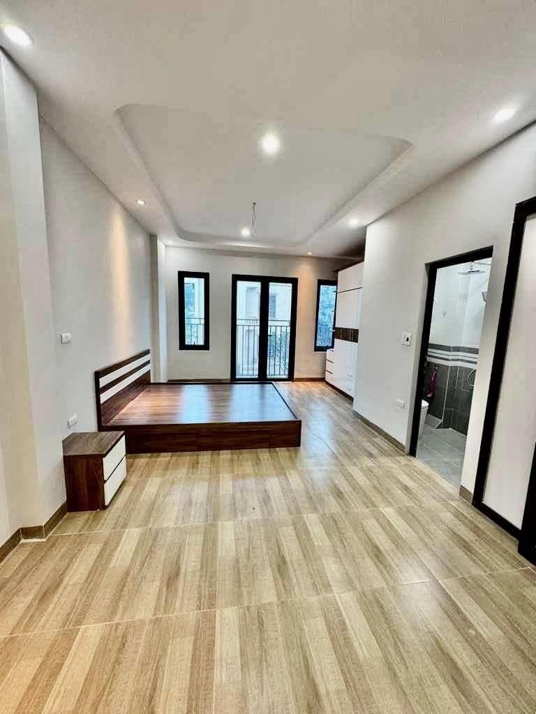 BÁN GẤP NHÀ THẠCH BÀN  NỘI THẤT ĐẸP MỚI Ô TÔ ĐỖ NGÀY ĐÊM NGAY SÁT NHÀ HƠN 6 TỶ 15987896