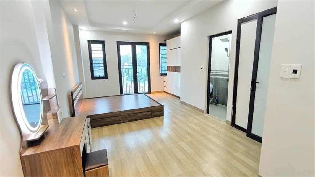 BÁN GẤP NHÀ THẠCH BÀN  NỘI THẤT ĐẸP MỚI Ô TÔ ĐỖ NGÀY ĐÊM NGAY SÁT NHÀ HƠN 6 TỶ 15987896