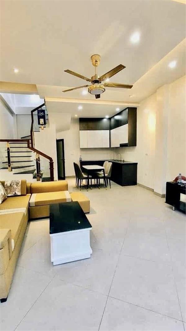 BÁN GẤP NHÀ THẠCH BÀN  NỘI THẤT ĐẸP MỚI Ô TÔ ĐỖ NGÀY ĐÊM NGAY SÁT NHÀ HƠN 6 TỶ 15987896