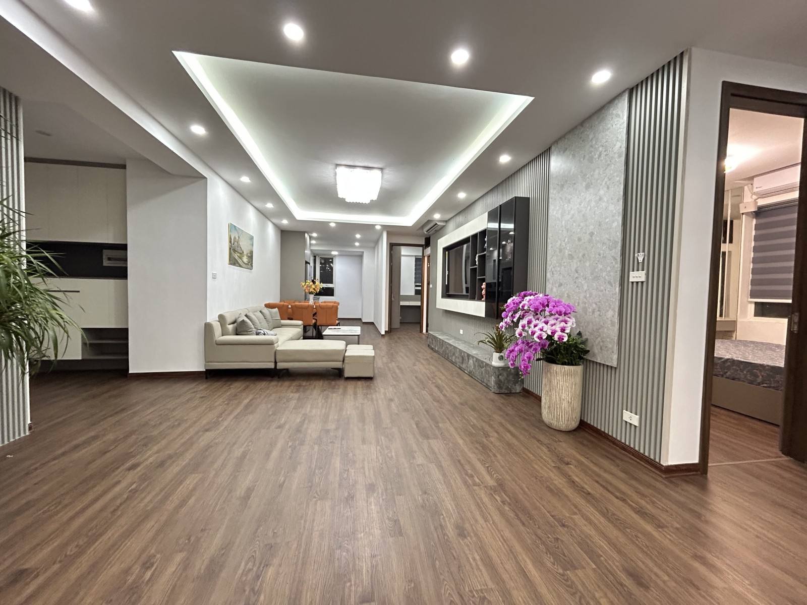 CHUNG CƯ MẶT PHỐ PHẠM HÙNG - LÔ GÓC 4PN2VS FULL NỘI THẤT - TẦNG TRUNG - ĐẸP LONG LANH - GẦN BẾN XE 15988050