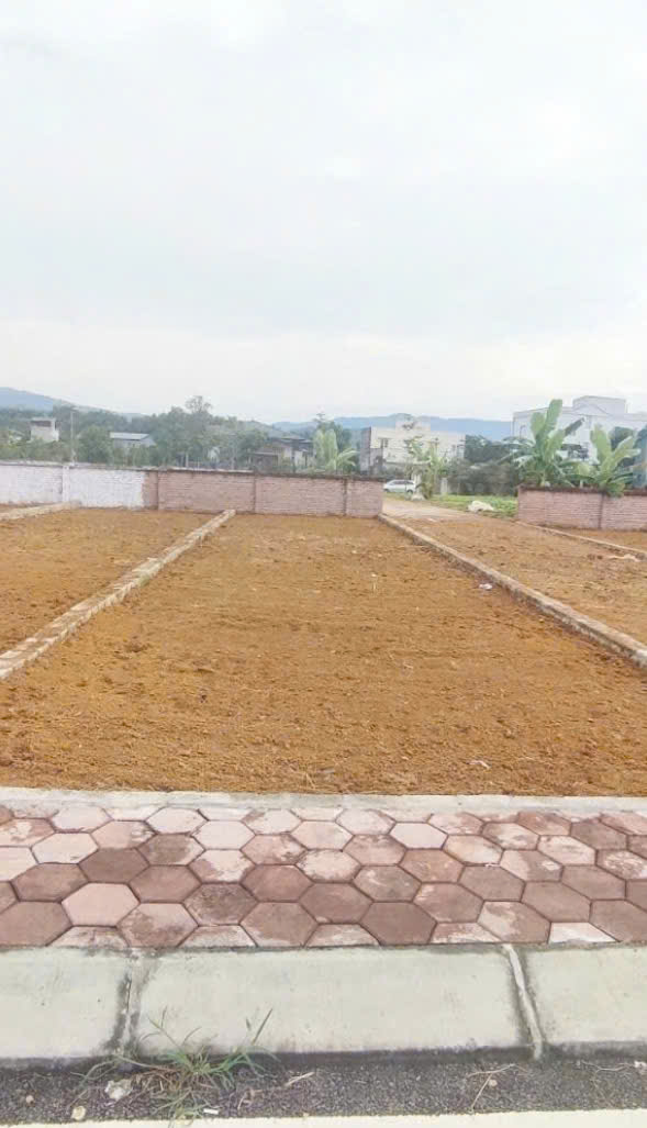 CẦN TIỀN CHO CON ĐI DU HỌC BÁN GẤP - BÁN GẤP LÔ ĐẤT 101M2 QUỐC OAI - GIÁ CẮT LỖ 300 TR 15988295