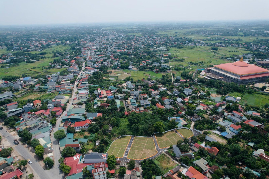 Chính chủ cần bán lô ngoại giao - trục chính rộng 10m - gần đại học QGHN, CNC - sẵn sổ, full thổ cư 15988308