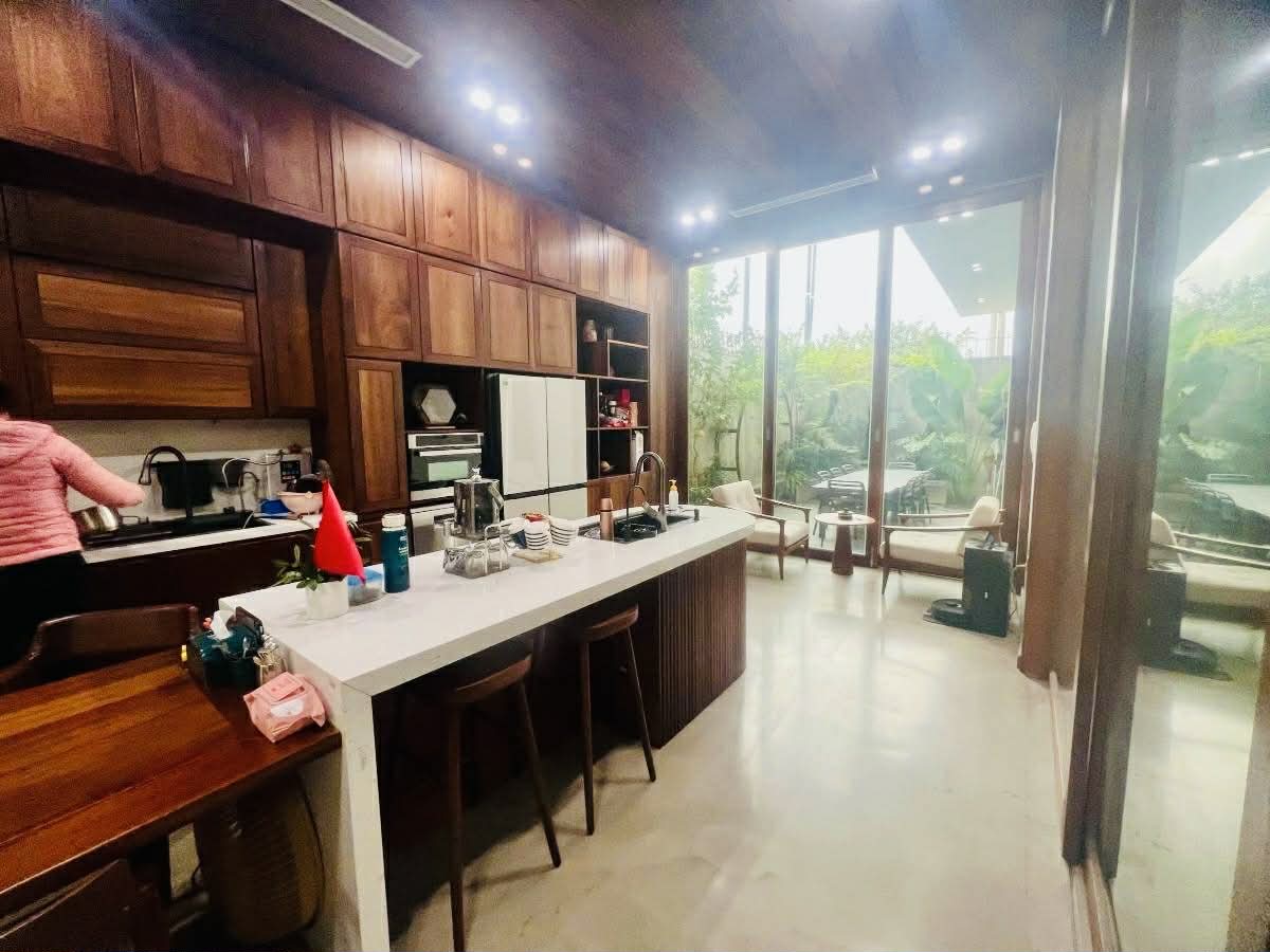 NHÀ TRUNG KÍNH TO, CẦU GIẤY 83m * 7 TẦNG, Ô TÔ TRÁNH VỈA HÈ, SETUP SẴN VÀO LÀM VIỆC NGAY 15988336