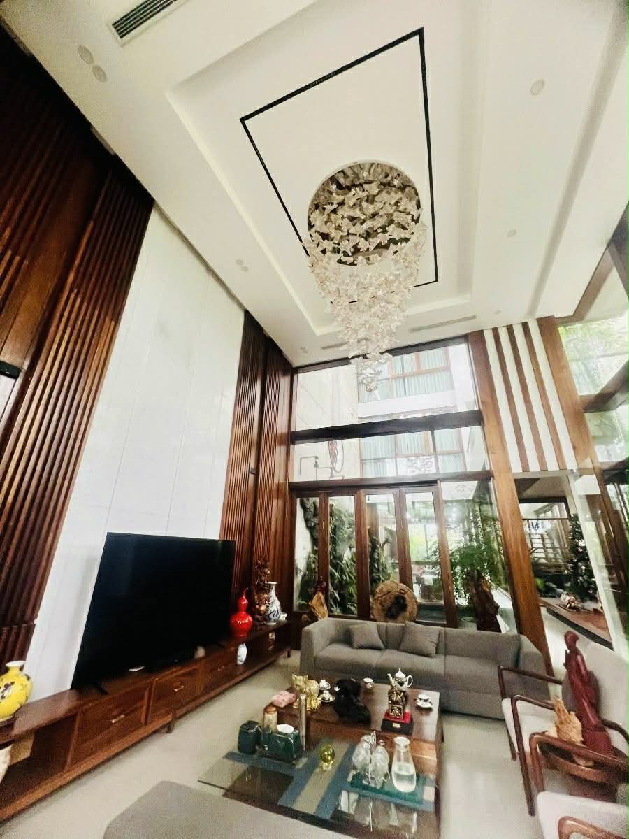 NHÀ TRUNG KÍNH TO, CẦU GIẤY 83m * 7 TẦNG, Ô TÔ TRÁNH VỈA HÈ, SETUP SẴN VÀO LÀM VIỆC NGAY 15988336