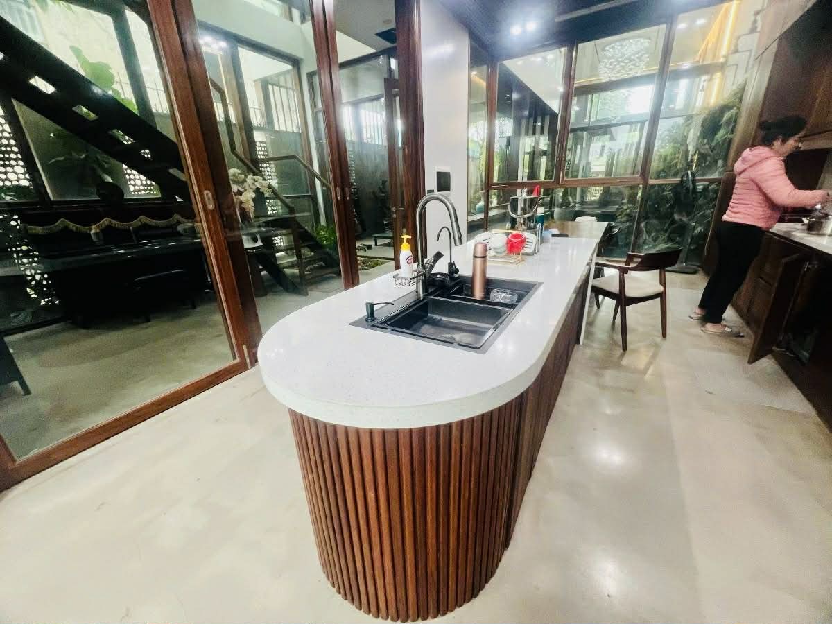 NHÀ TRUNG KÍNH TO, CẦU GIẤY 83m * 7 TẦNG, Ô TÔ TRÁNH VỈA HÈ, SETUP SẴN VÀO LÀM VIỆC NGAY 15988336
