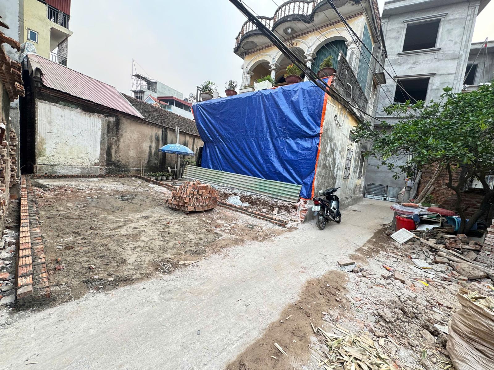 40m đức giang .hoài đức .hà hội. ngõ thông,tứ tung. 15988520