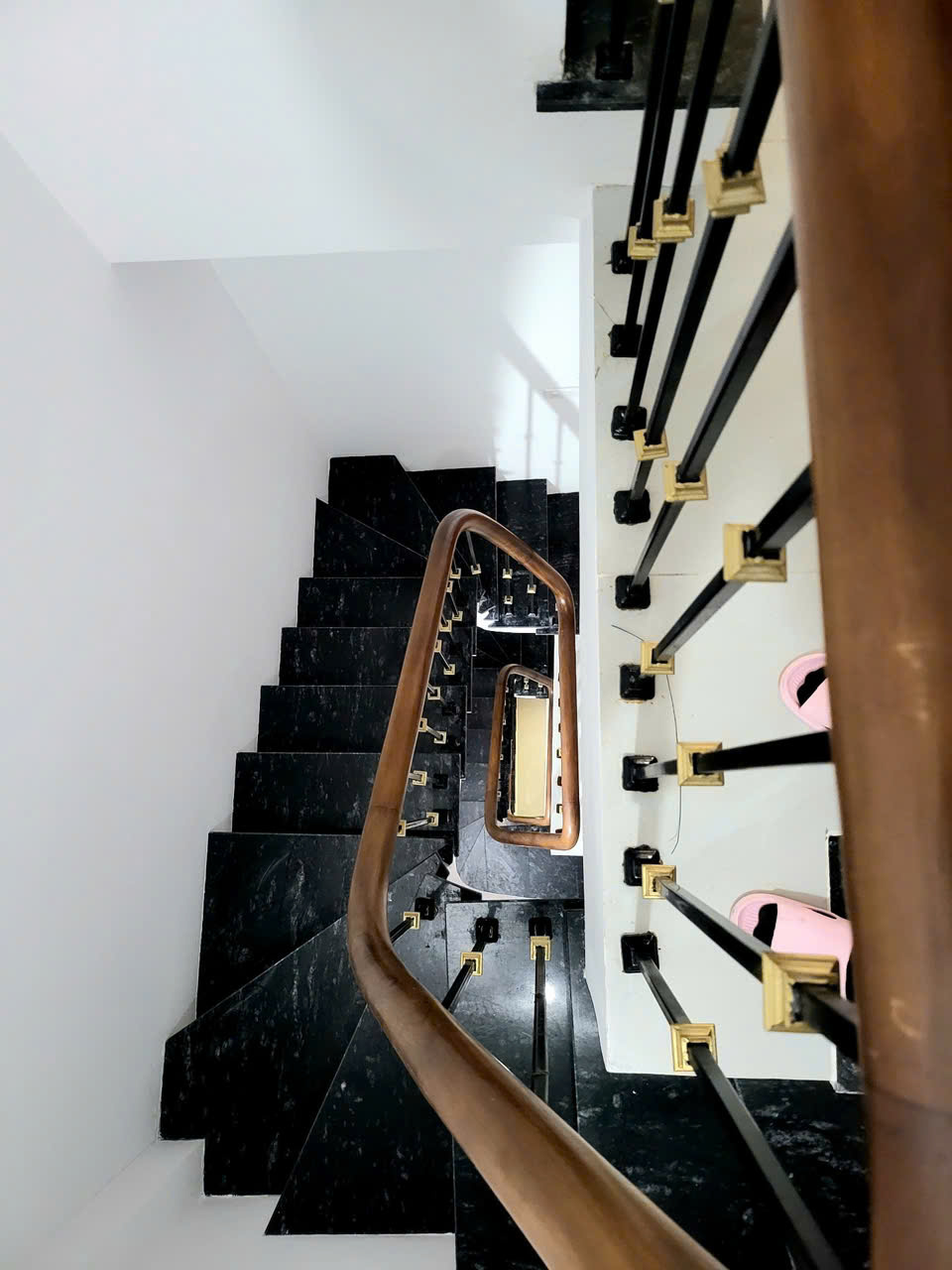 Bán nhà 6 tầng NGÔ XUÂN QUẢNG thang máy phun nội thât oto đỗ cửa giá chỉ nhỉnh 8 tỷ 15988610