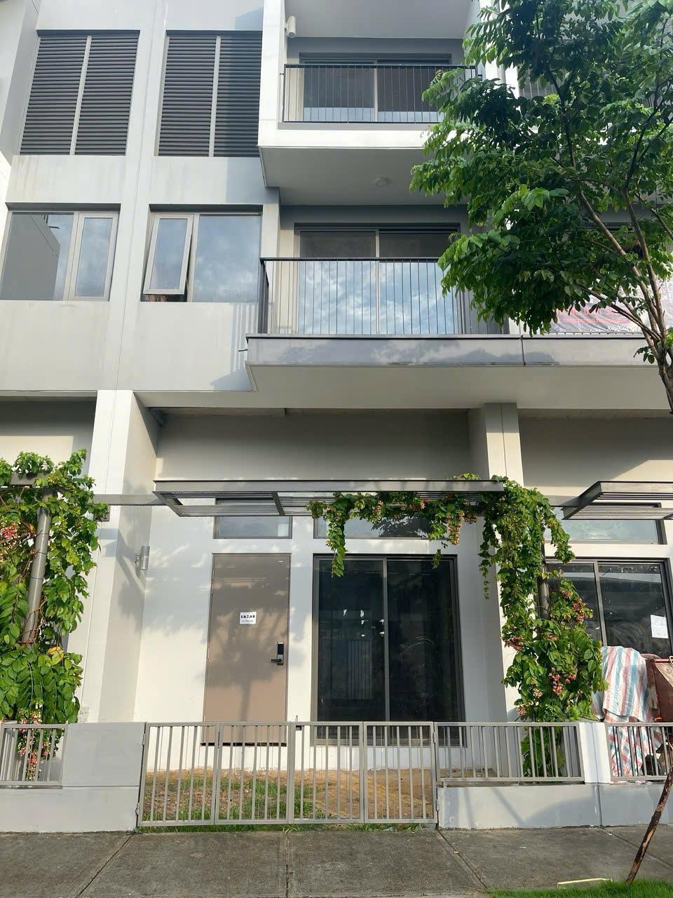 Chính chủ bán gấp nhà liền kề the standard bình dương 15988699