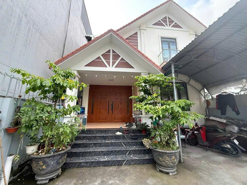 Bán nhà mái thái 2 tầng , mặt tiền hơn 9m, diện tích hơn 100m2 full xây dựng , Hà Trung 15988804