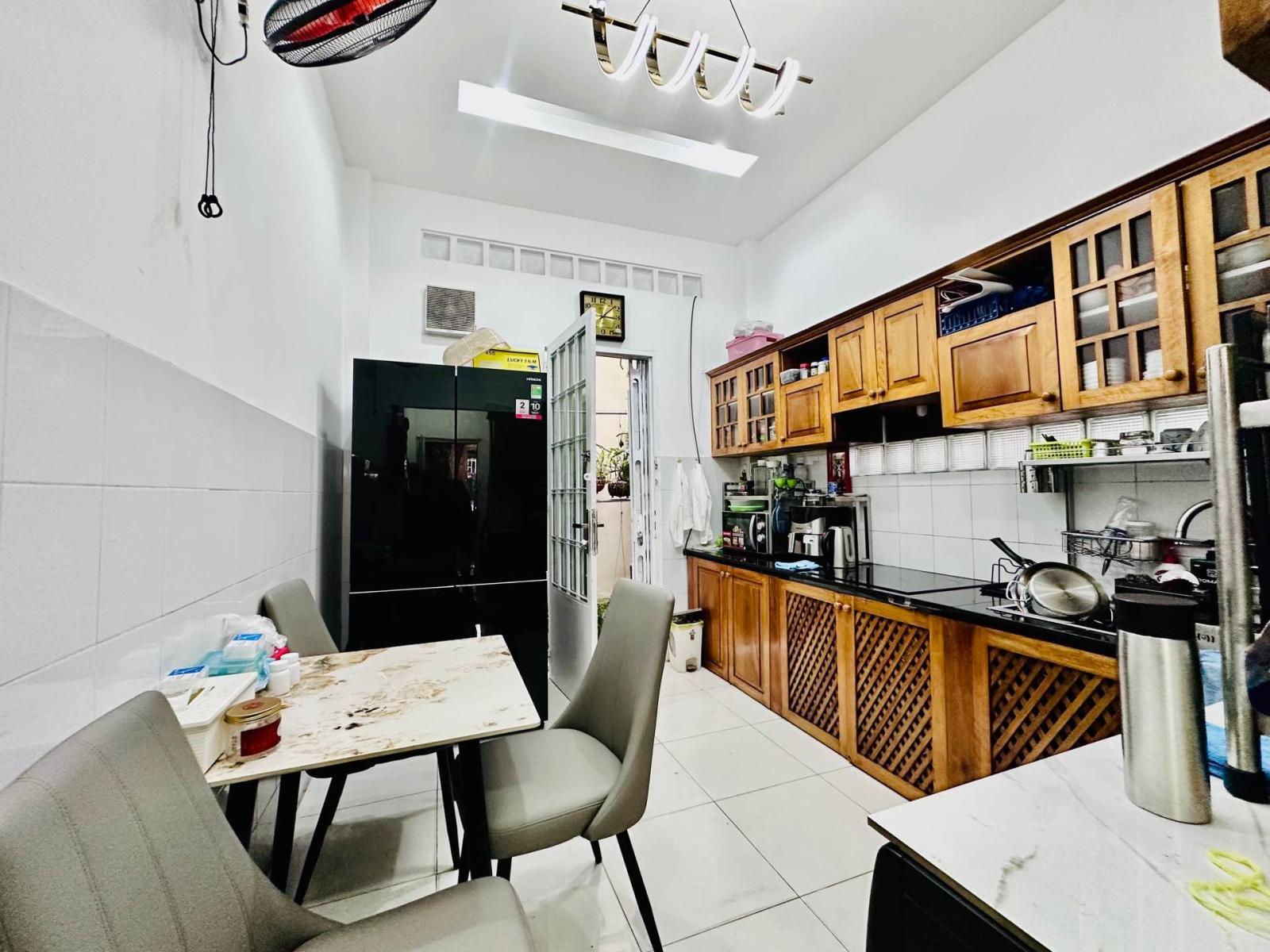 NHÀ LÔ GÓC GẦN TÔ HIẾN THÀNH QUẬN 10 HẺM XE HƠI 15989185