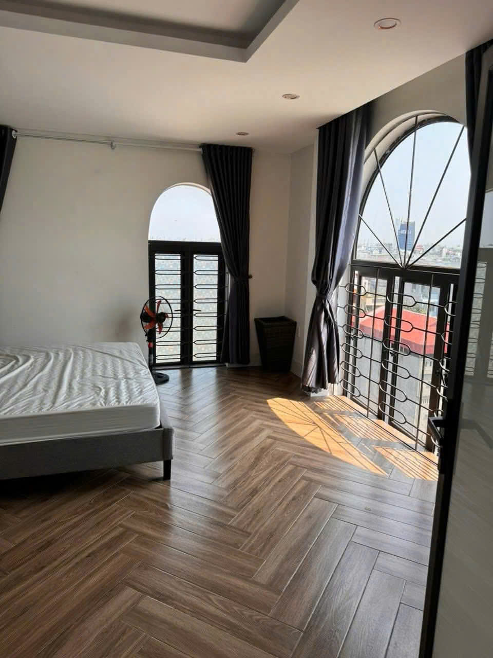 BÁN KHÁCH SẠN 7,5 TẦNG TUYẾN 2 NGÔ GIA TỰ – DÒNG TIỀN 70TR/THÁNG – GIÁ 19 TỶ 15989190