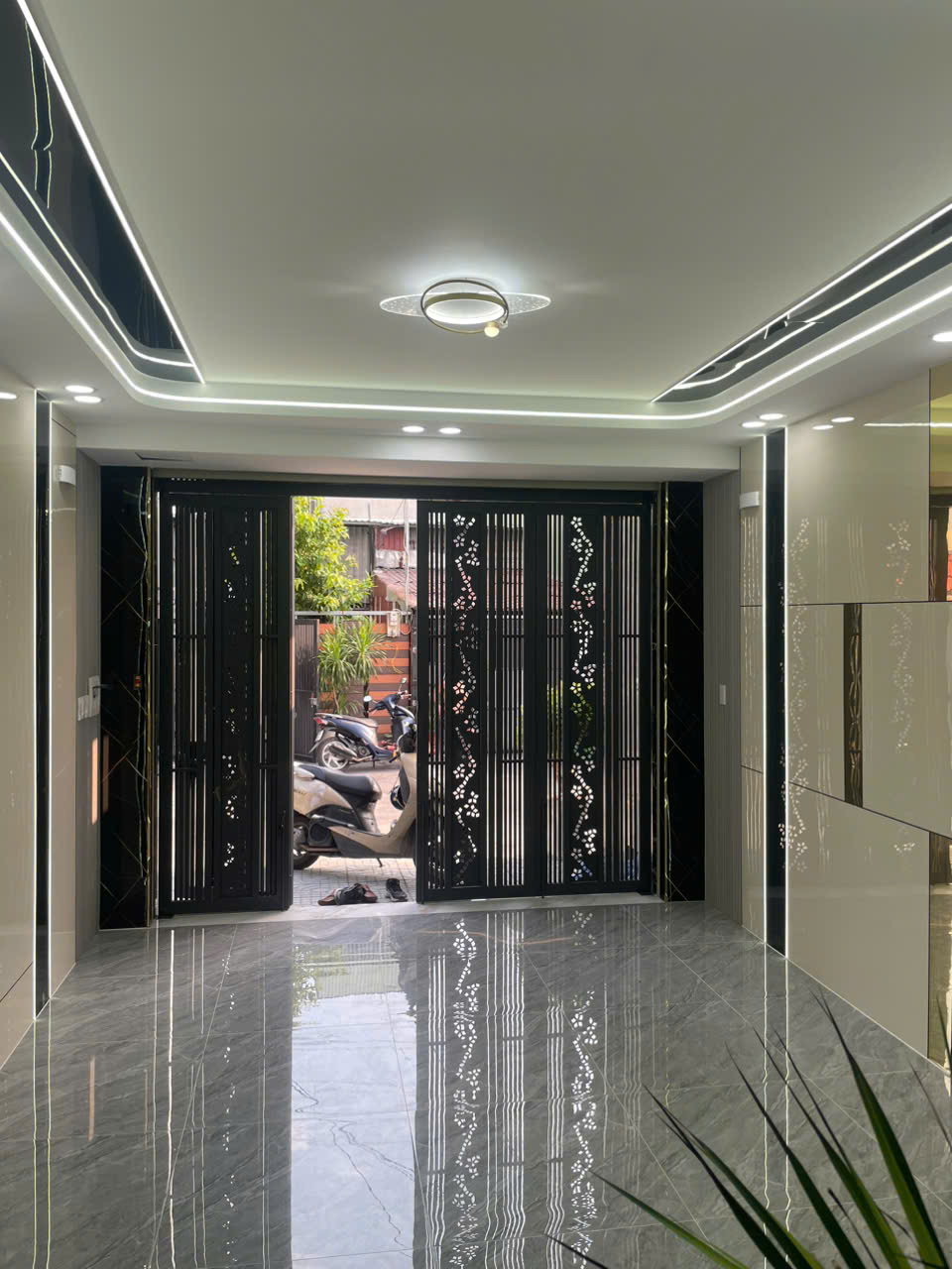Bán nhà mặt tiền 1 trệt 1 lửng 2 lầu 5x19m giá 5,8 tỷ Đường 12m nhựa Phạm Thị Tôm 15989319