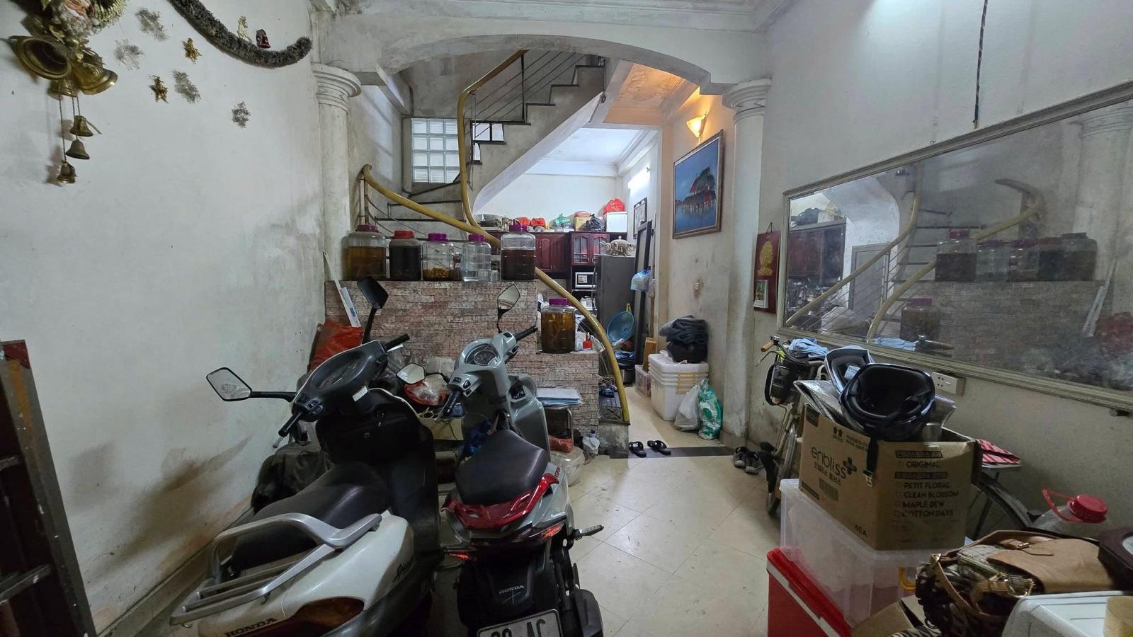 NHÀ CHÍNH CHỦ - GIÁ TỐT Cần Bán Nhanh nhà khu vực kinh doanh buôn bán tốt ngõ 120 Dương Văn Bé 15989402