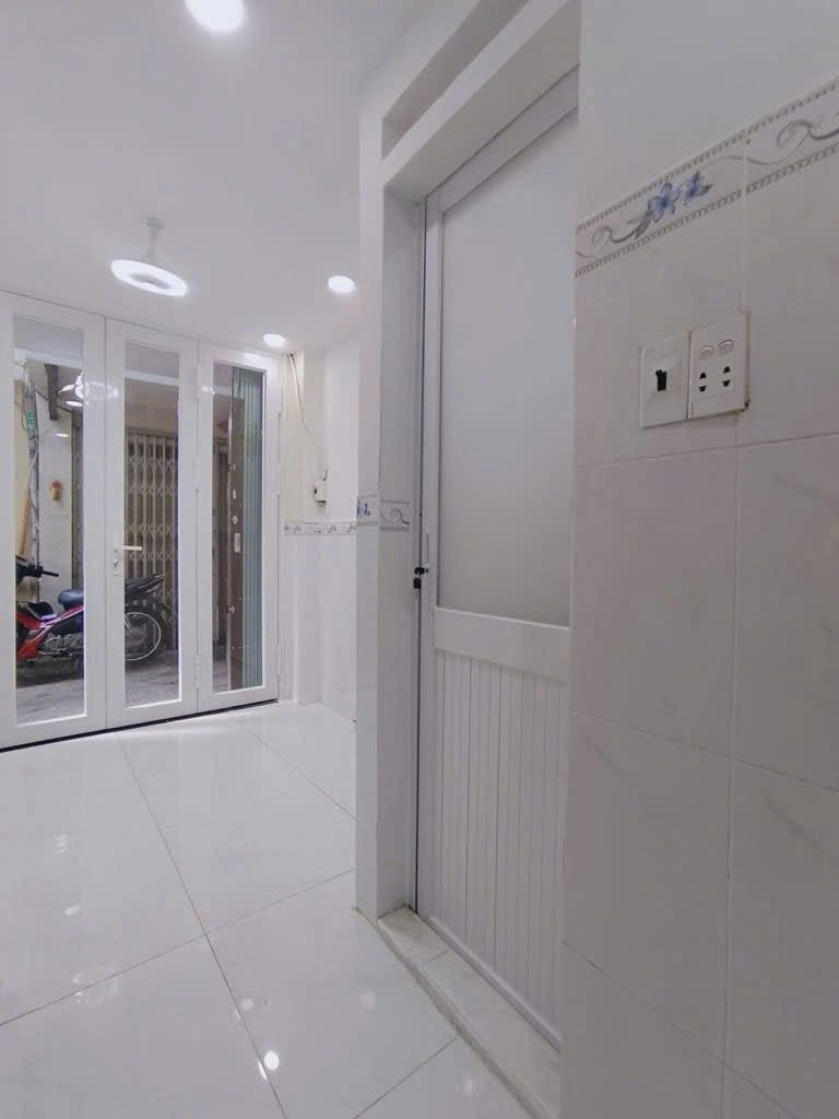 BÁN NHÀ MỚI - 2 TỶ HƠN - 3 TẦNG - SỔ HỒNG RIÊNG - GẦN BỆNH VIỆN CHỢ RẨY - QUẬN 11 15989824
