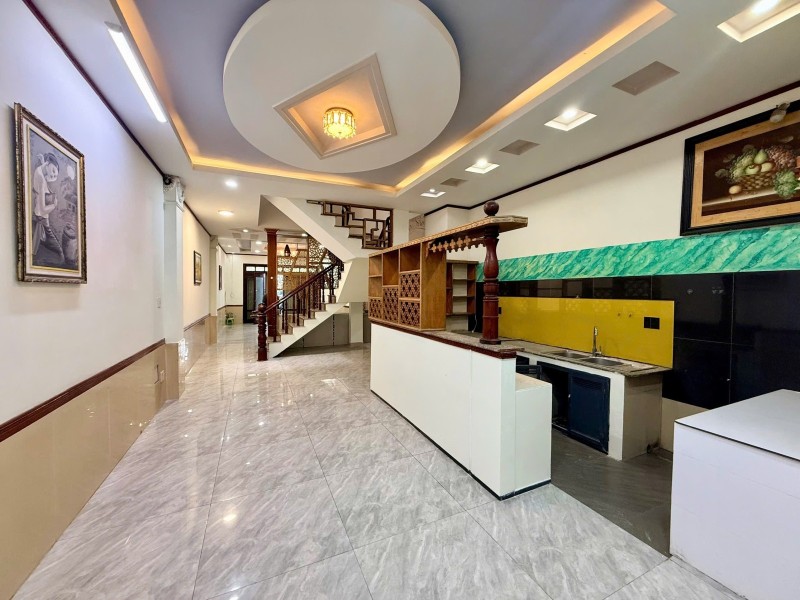 Bán nhà mặt phố đường B, Dĩ An, TP HCM. DT  92m2, 4 tầng, 5PN - Giá 12.4 tỷ 15989860