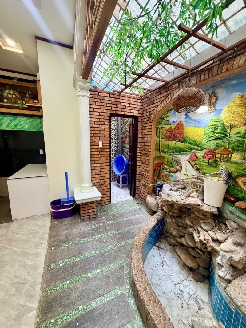 Bán nhà mặt phố đường B, Dĩ An, TP HCM. DT  92m2, 4 tầng, 5PN - Giá 12.4 tỷ 15989860