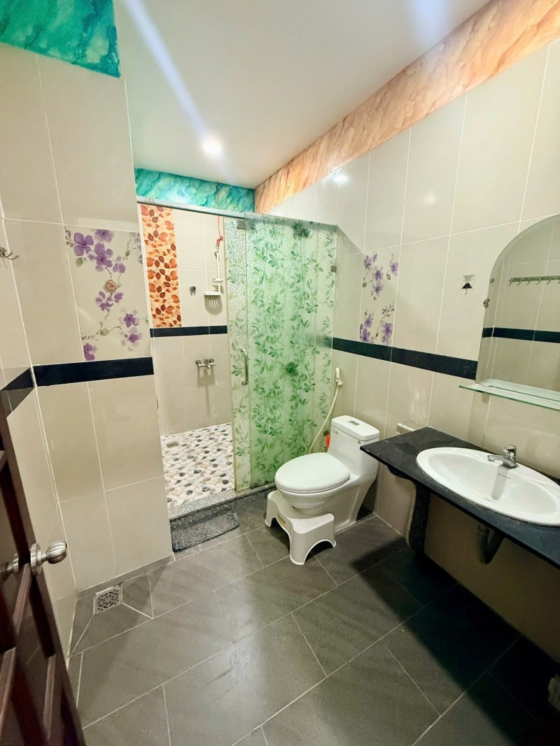 Bán nhà mặt phố đường B, Dĩ An, TP HCM. DT  92m2, 4 tầng, 5PN - Giá 12.4 tỷ 15989860