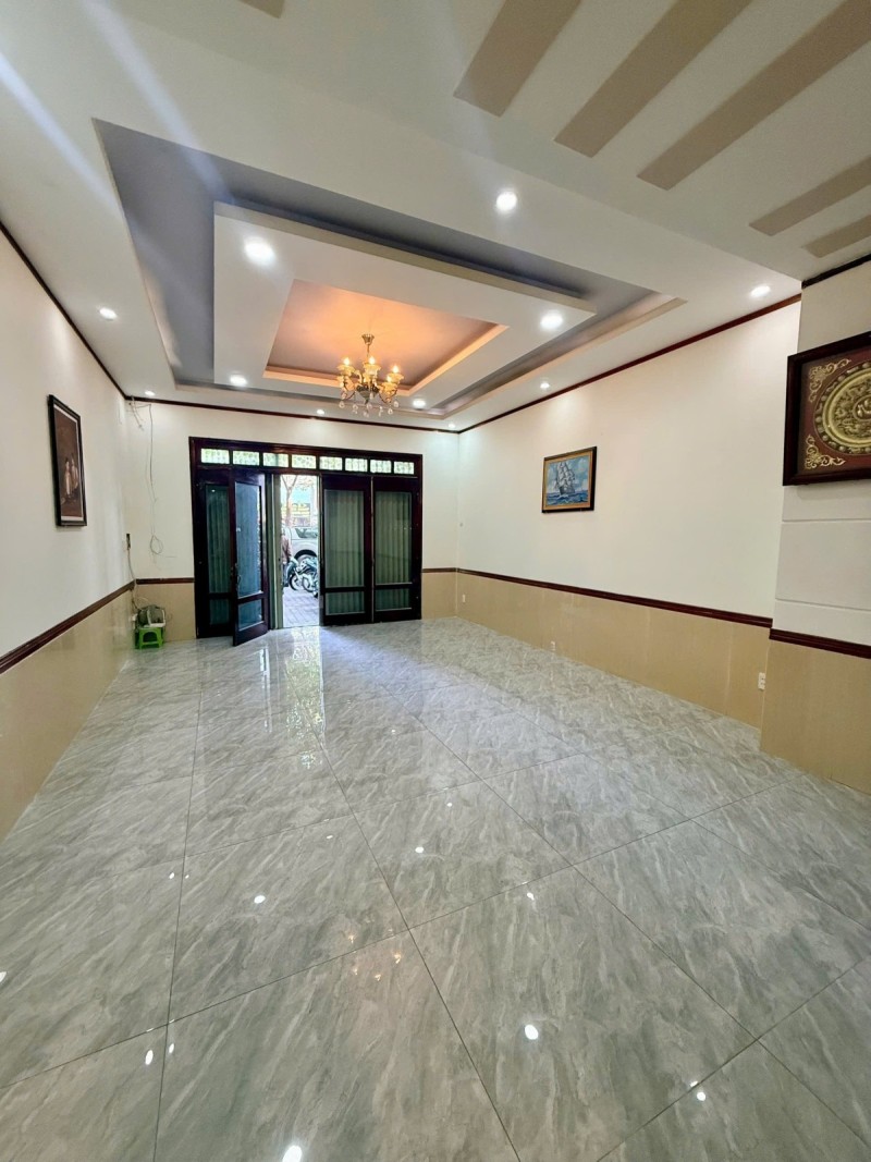 Bán nhà mặt phố đường B, Dĩ An, TP HCM. DT  92m2, 4 tầng, 5PN - Giá 12.4 tỷ 15989860