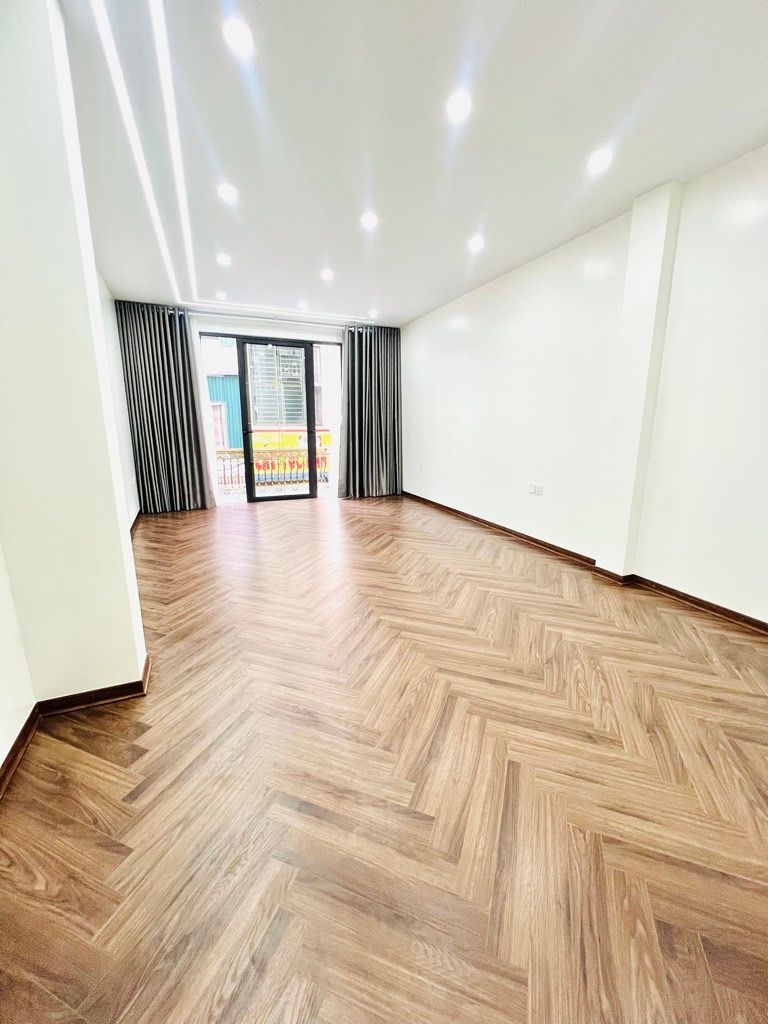 Bán nhà đẹp Nguyễn Văn Cừ- Dân xây- Gara- Sát phố  full Nội thất 45m 6 tầng 12 tỷ(TL) 15989876