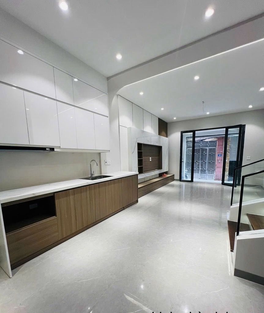 Bán nhà đẹp Nguyễn Văn Cừ- Dân xây- Gara- Sát phố  full Nội thất 45m 6 tầng 12 tỷ(TL) 15989876