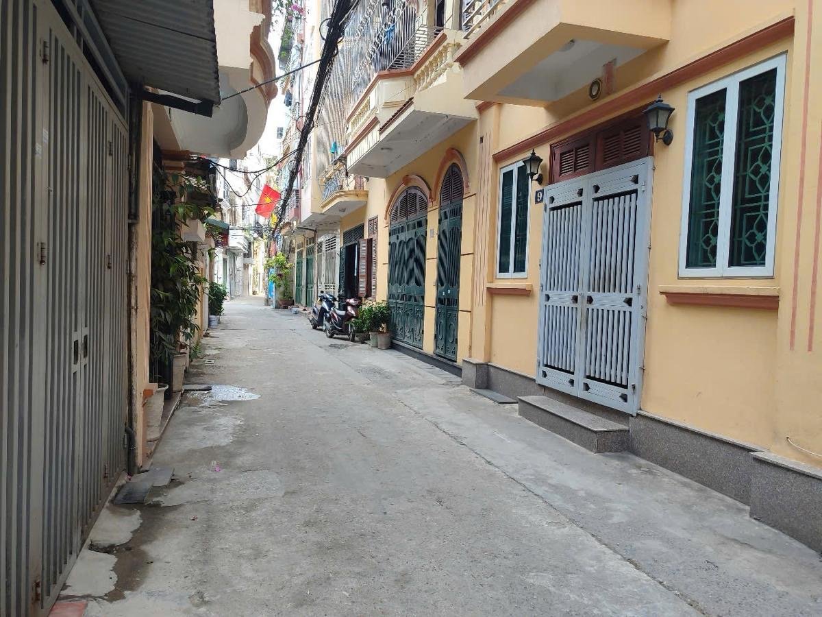 Bán Nhà 3 Mặt Ngõ. 2 Mặt Tiền Đường Cầu Giấy. Ô Tô. DT 63m2. MT 6.2m. Giá 23.3 Tỷ. 15989934