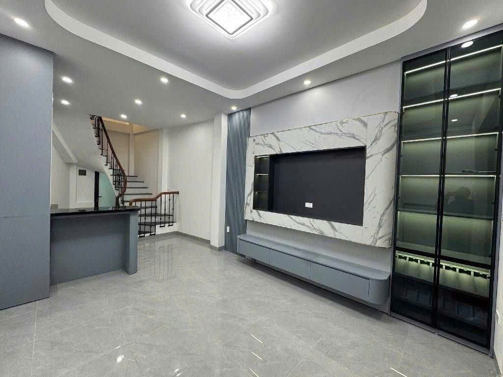 Bán Nhà Chợ Khâm Thiên. Đống Đa. DT 33m2. MT 4m. 5 Tầng. Giá 8.8 Tỷ. 15989944