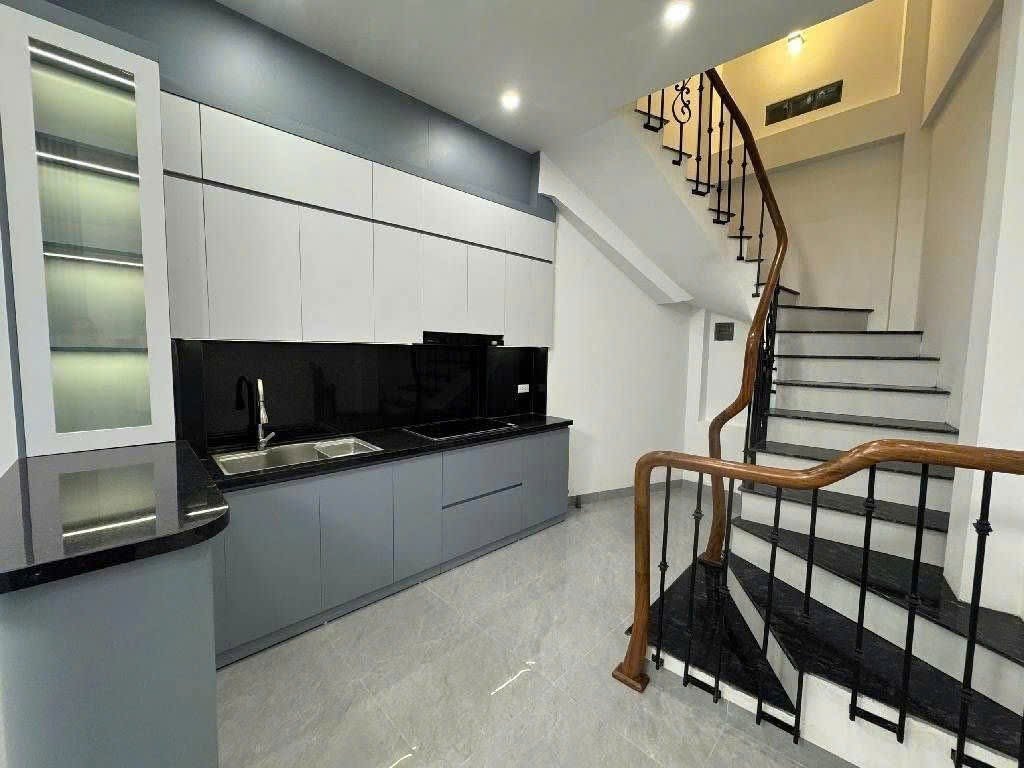 Bán Nhà Chợ Khâm Thiên. Đống Đa. DT 33m2. MT 4m. 5 Tầng. Giá 8.8 Tỷ. 15989944