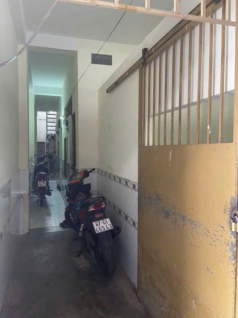 Dãy trọ 6 × 22_(cấp 4 ) có Dòng tiền 20tr/thg. Sát bên Trường ĐH MERKETING Q7_Khu hiện hữu _sổ riêng 15990140