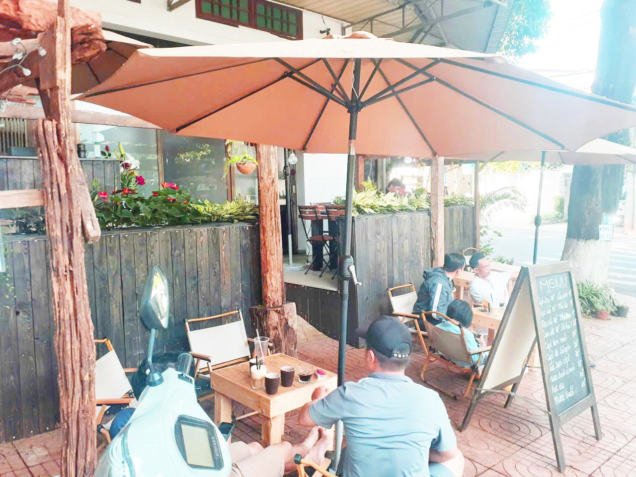 Mình cần sang lại quán Cafe tại 189 Nguyễn Thị Minh Khai ,P Thành Công, BMT. 15990774