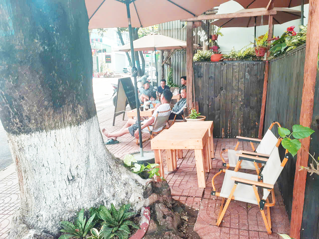 Mình cần sang lại quán Cafe tại 189 Nguyễn Thị Minh Khai ,P Thành Công, BMT. 15990788