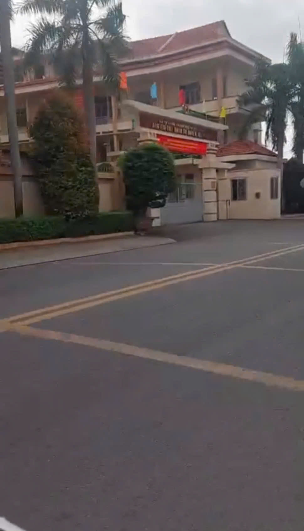 MẶT TIỀN LÊ LỢI – NGANG 10M HIẾM – 4 TẦNG + SÂN THƯỢNG – 11 PHÒNG 15990888