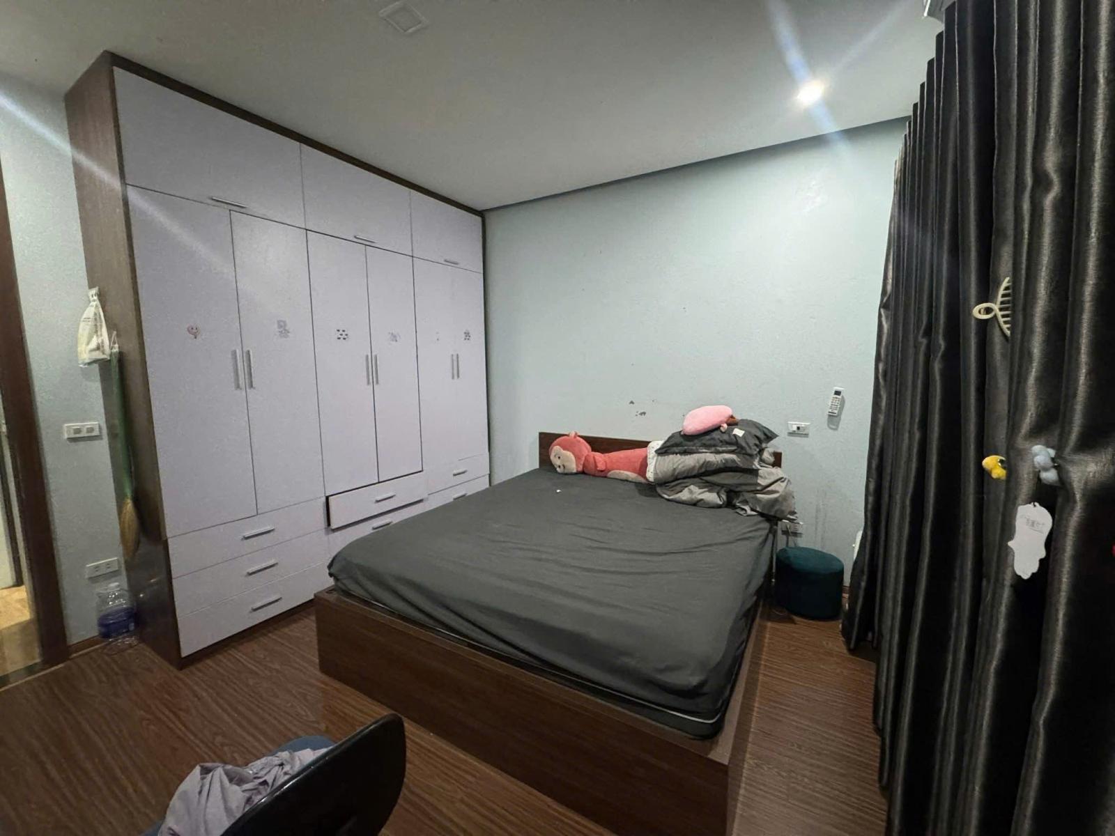 Cho thuê nhà nguyên căn ngõ 258 Tân Mai Thang máy 64m2 x 5 tầng, 4 ngủ, 3 wc, 14 Triệu 15990891