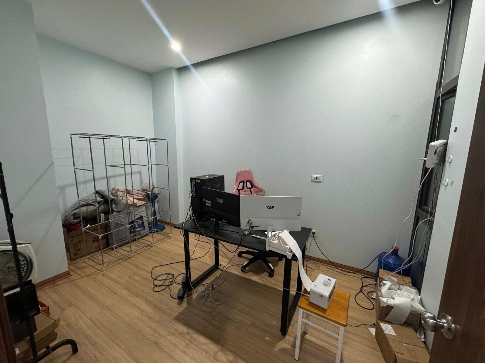 Cho thuê nhà nguyên căn ngõ 258 Tân Mai Thang máy 64m2 x 5 tầng, 4 ngủ, 3 wc, 14 Triệu 15990891