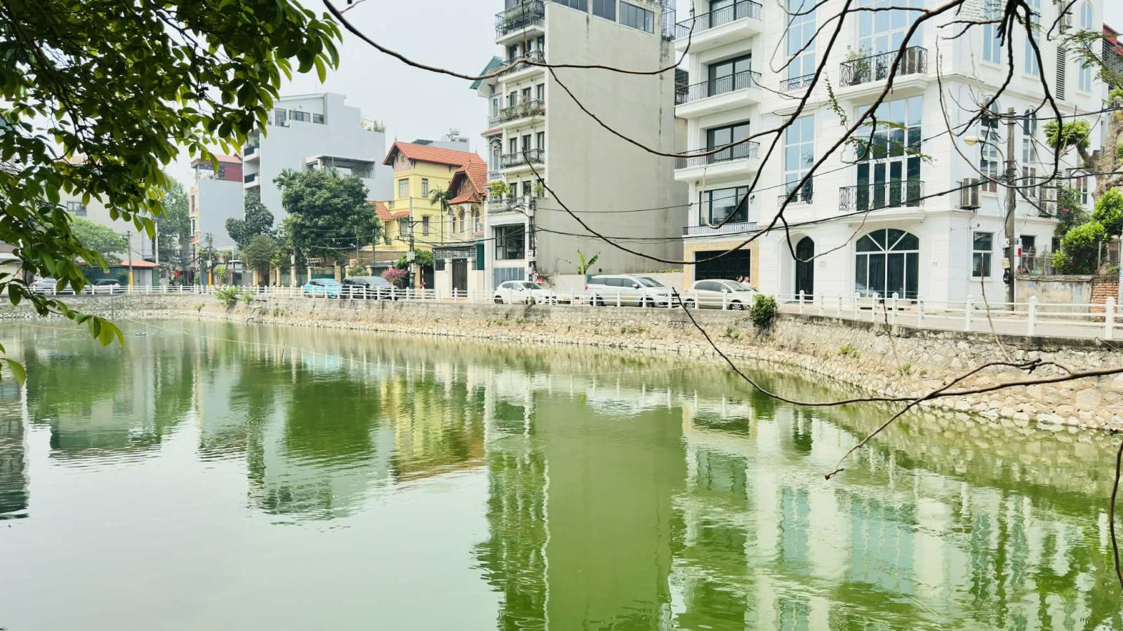 bán nhà mặt hồ, 130m, MT 6.5m, ôtô tránh full thổ cư 15991219