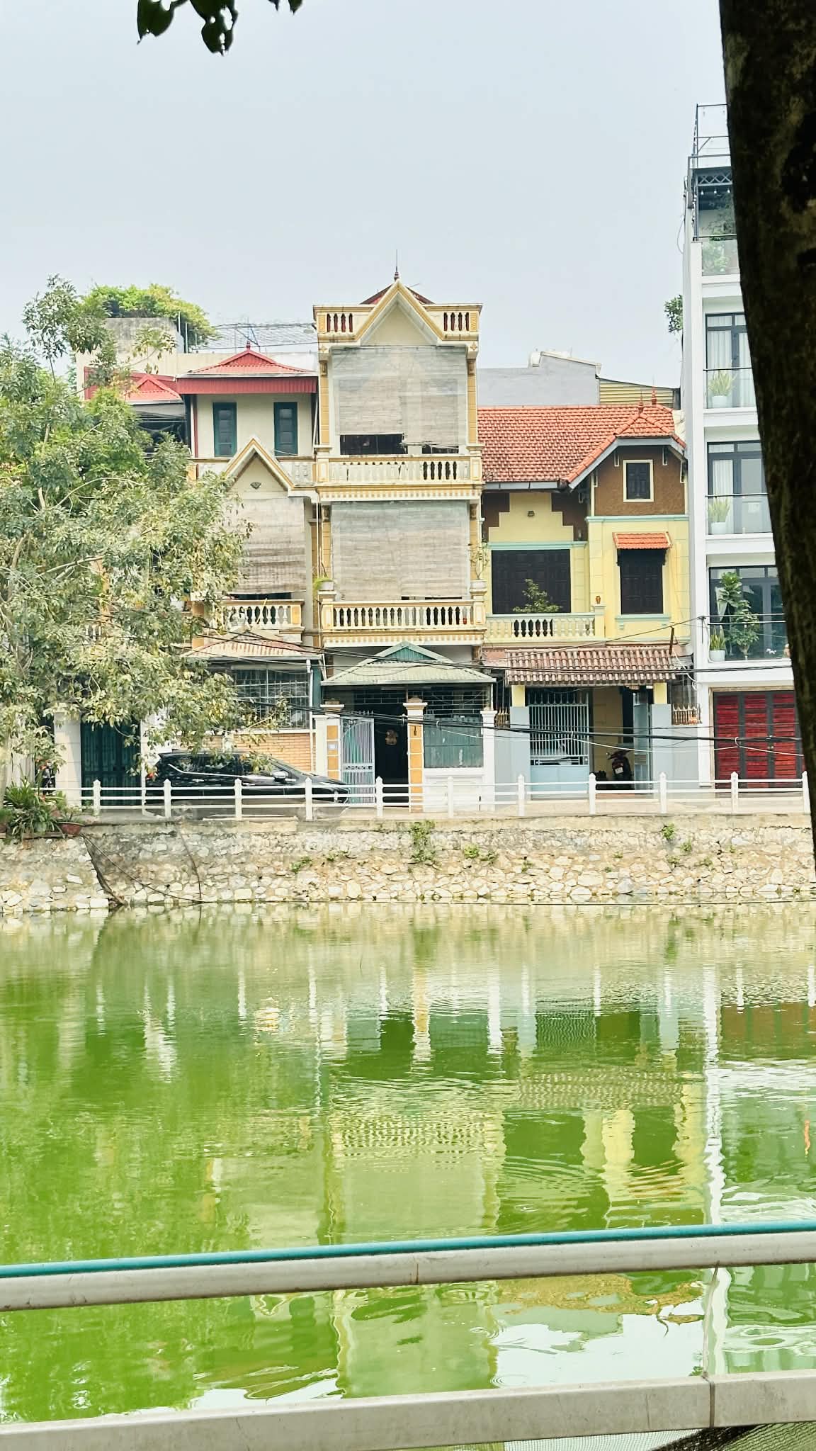 bán nhà mặt hồ, 130m, MT 6.5m, ôtô tránh full thổ cư 15991219