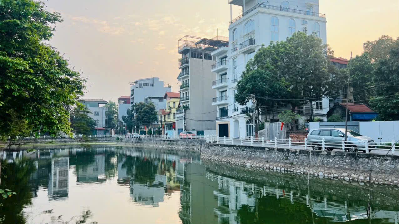 bán nhà mặt hồ, 130m, MT 6.5m, ôtô tránh full thổ cư 15991219