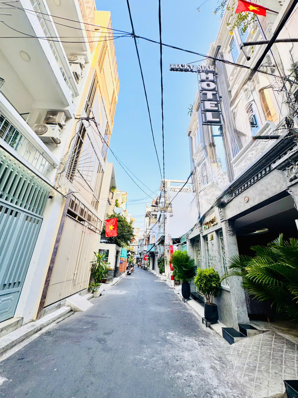 BÁN NHÀ 3 TẦNG PHONG CÁCH BIỆT THỰ MẶT TIỀN HXH Đ.LÊ THỊ RIÊNG, QUẬN 1- DT 99M2 NGANG 4.2M*24M SH 15991393