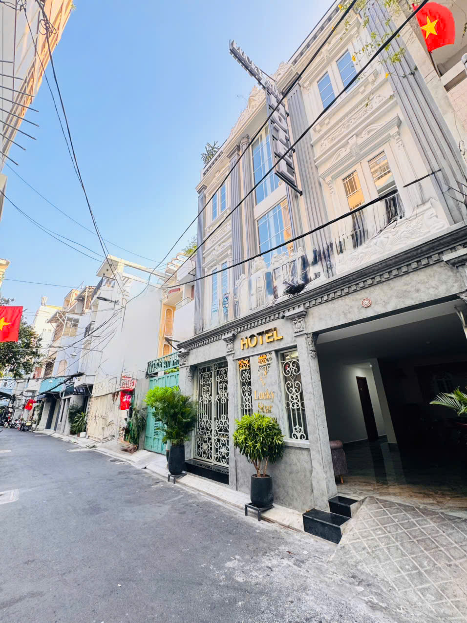 BÁN NHÀ 3 TẦNG PHONG CÁCH BIỆT THỰ MẶT TIỀN HXH Đ.LÊ THỊ RIÊNG, QUẬN 1- DT 99M2 NGANG 4.2M*24M SH 15991393