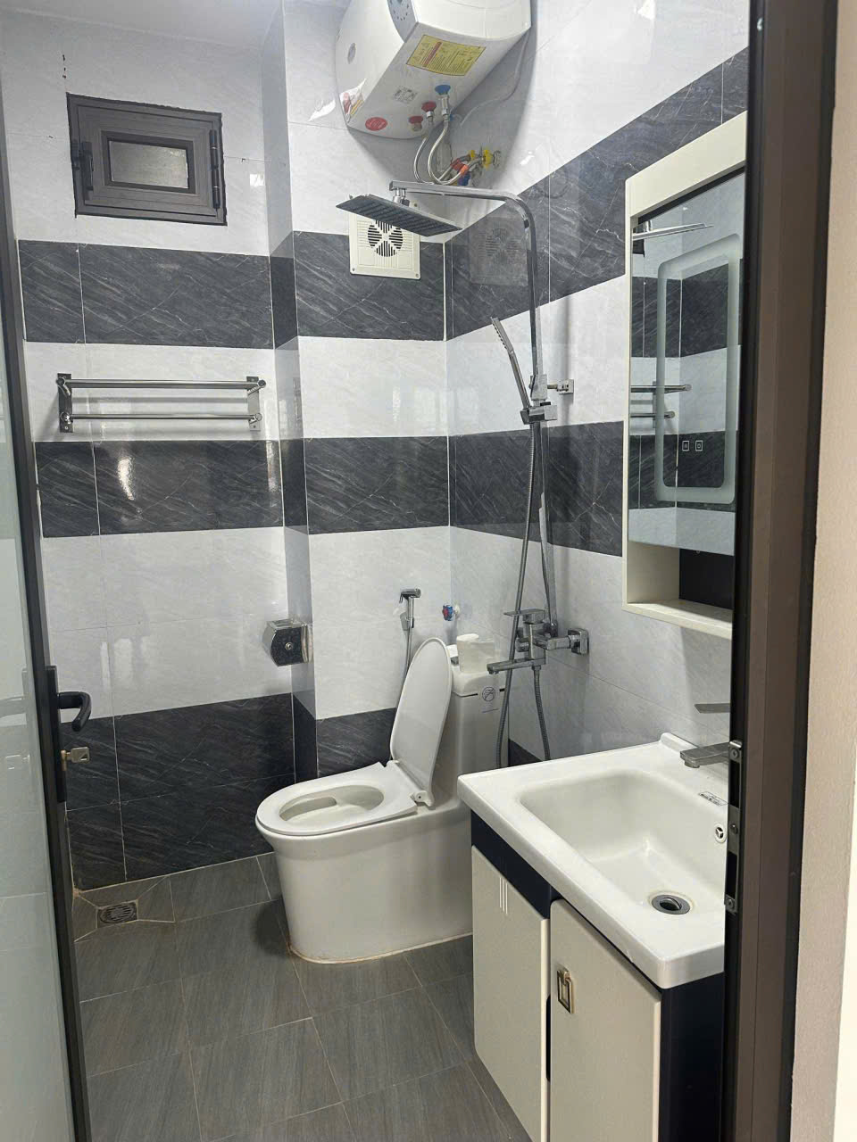 Cho thuê nhà ngõ 254 Minh Khai, 35m2 x 5 tầng, 3 ngủ, 4 WC,  13 Triệu 15991730