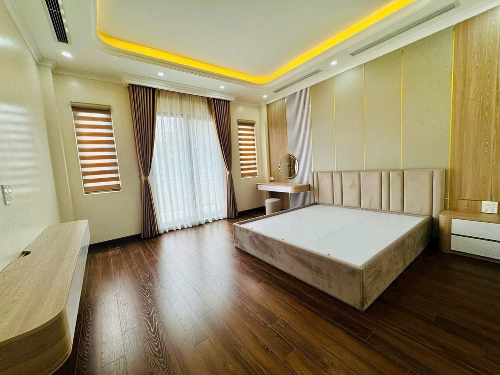 Hiếm- Bán nhà đẹp Nguyễn Văn Cừ- Sát phố - oto tránh- dân xây - thang máy -80m 7 tầng 24 tỷ(TL) 15992024