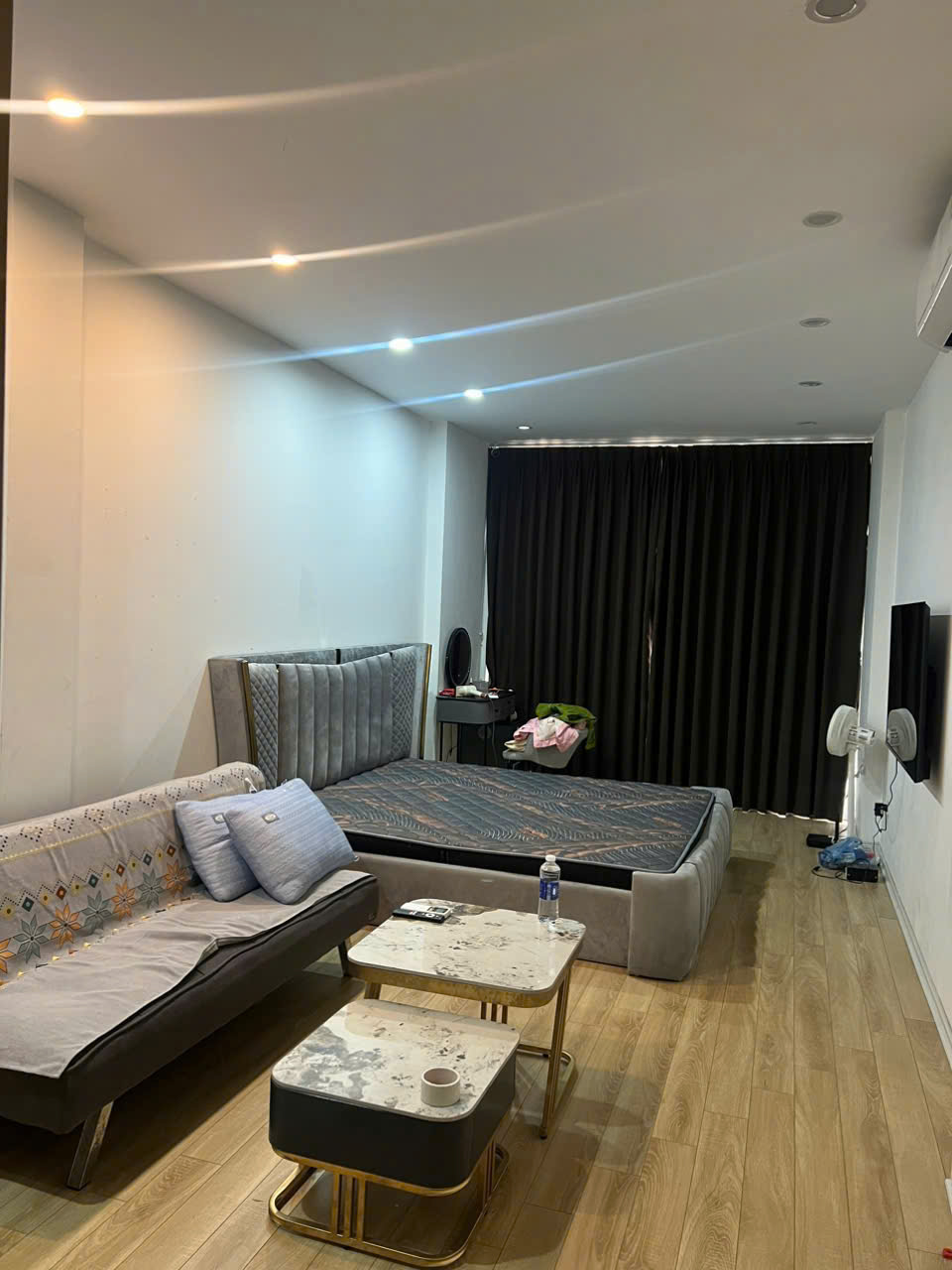 Cho thuê nhà ngõ phố Đào Tấn 38m2 - 6 tầng thang máy 30triệu. 15992233